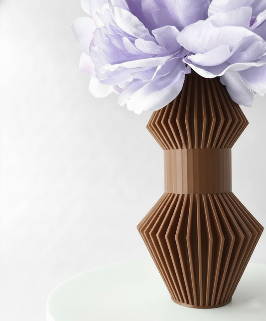 Vase „Anter“ – Skulpturales Design trifft auf grafische Klarheit