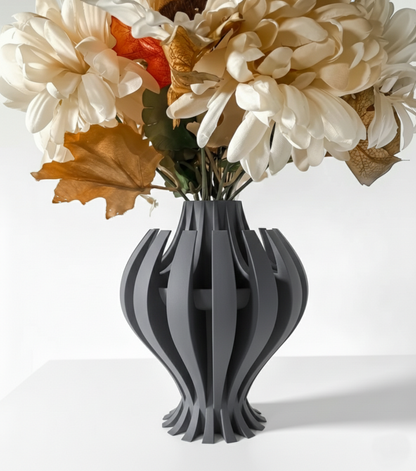Vase „Nemesis“ – Organische Dynamik in skulpturaler Form