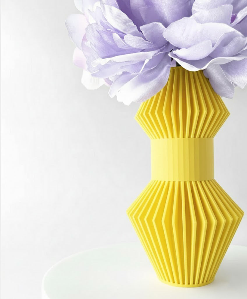 Vase „Anter“ – Skulpturales Design trifft auf grafische Klarheit