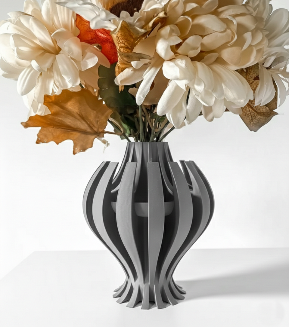 Vase „Nemesis“ – Organische Dynamik in skulpturaler Form