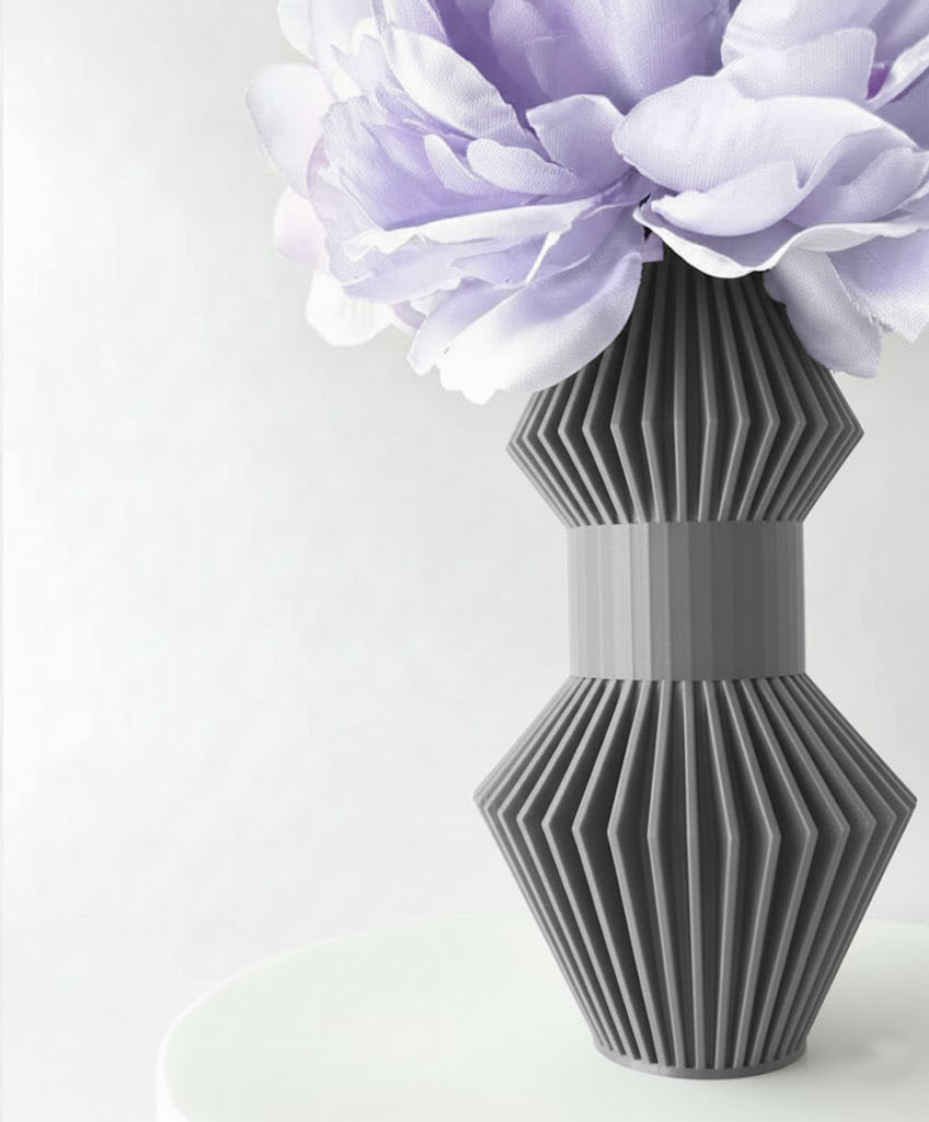 Vase „Anter“ – Skulpturales Design trifft auf grafische Klarheit