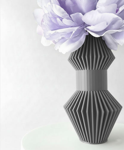 Vase „Anter“ – Skulpturales Design trifft auf grafische Klarheit