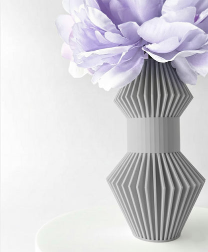 Vase „Anter“ – Skulpturales Design trifft auf grafische Klarheit