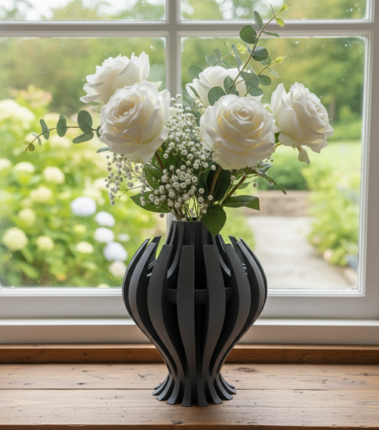 Vase „Nemesis“ – Organische Dynamik in skulpturaler Form