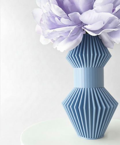 Vase „Anter“ – Skulpturales Design trifft auf grafische Klarheit