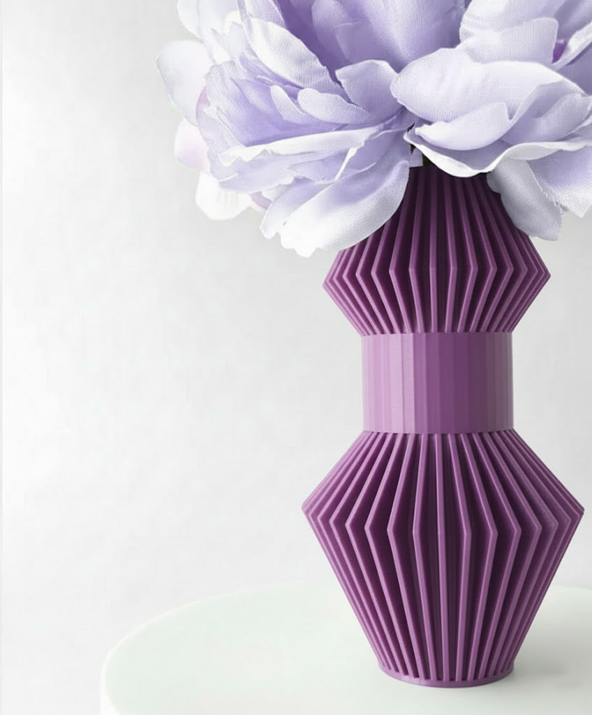 Vase „Anter“ – Skulpturales Design trifft auf grafische Klarheit