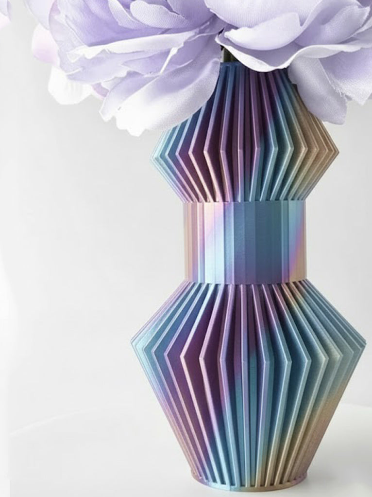 Vase „Anter“ – Skulpturales Design trifft auf grafische Klarheit