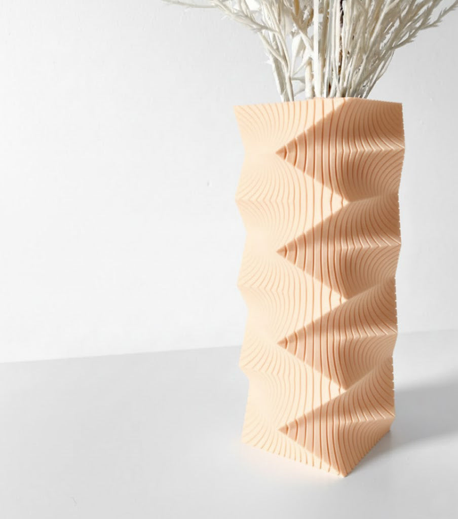 Vase „Anio-Vase“ – Ein Spiel aus Linien und Dynamik