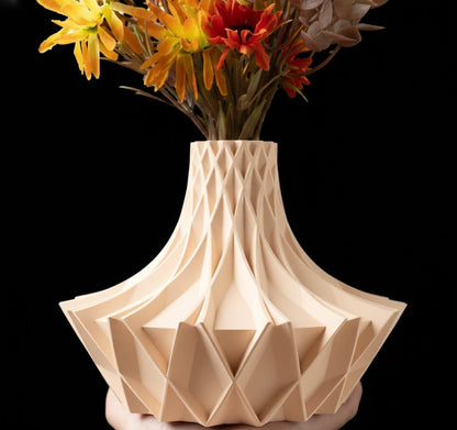 Vase „Arkan-Kurzvase“ – Facettenreich und markant