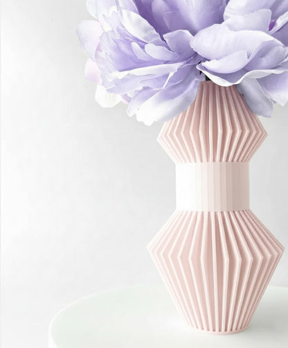 Vase „Anter“ – Skulpturales Design trifft auf grafische Klarheit