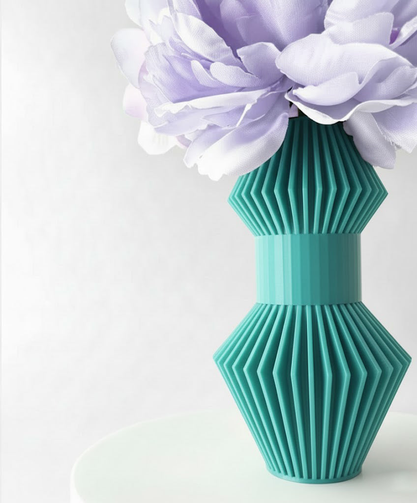 Vase „Anter“ – Skulpturales Design trifft auf grafische Klarheit