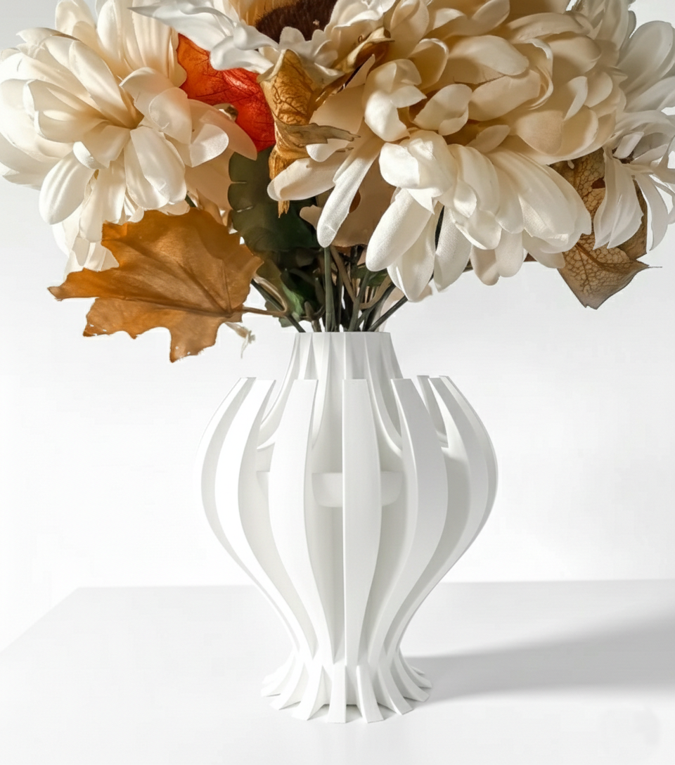 Vase „Nemesis“ – Organische Dynamik in skulpturaler Form